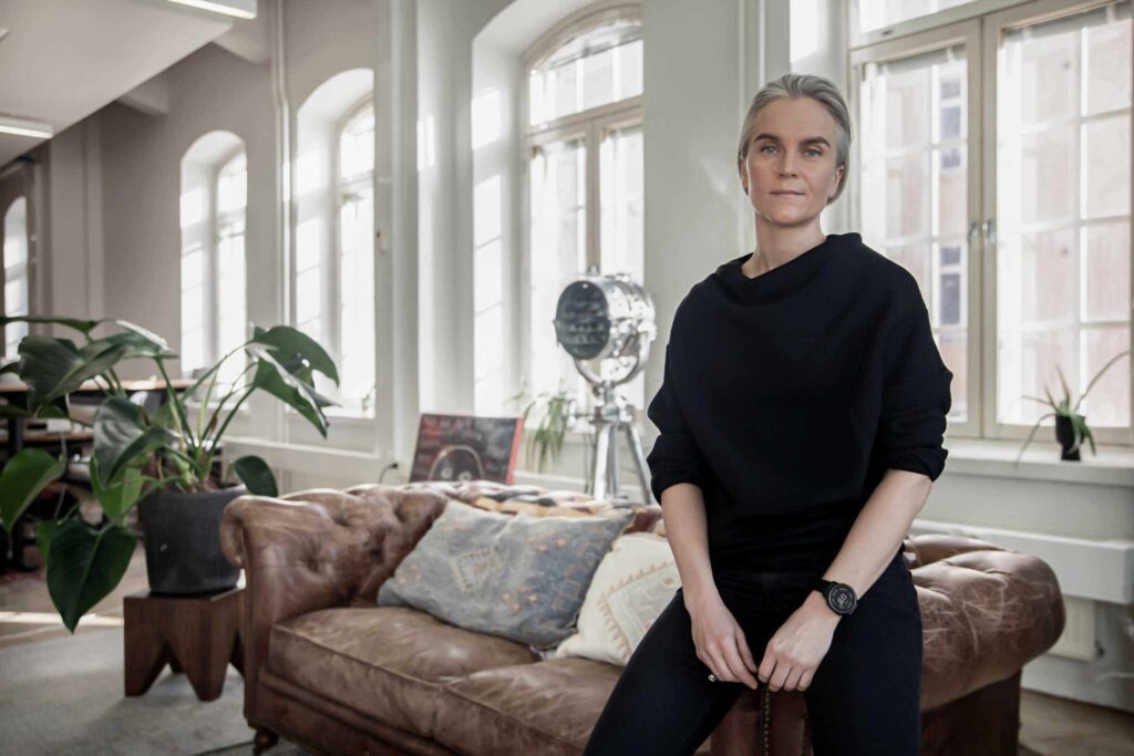 Kristiina Komulainen, suomalainen radio- ja televisiojuontaja sekä tuottaja, toimittaja ja poliisi.