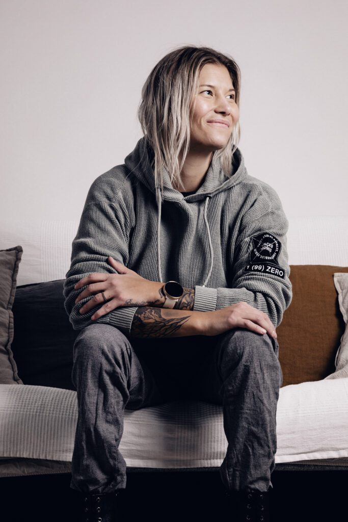 Konstaapeli Heidi Foxell istumassa sohvalla.